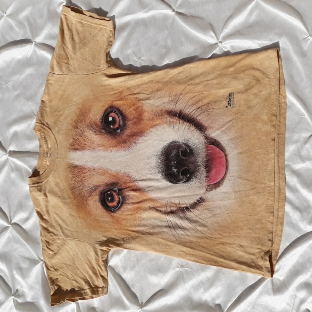The Mountain Medium Tan Short Sleeve Smiling Dog Face Graphic Shirt